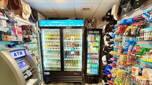 Egy jól ellátott kisbolt, amelyben van ATM, hűtött italok széles választéka, valamint egy teljes falat elfoglaló kalap- és nassolnivaló-kínálat.