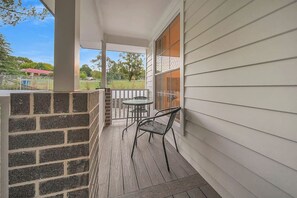 Outdoor dining - Private cottage - Fire pit, Games and BBQ Bathurst (Robin Hill)