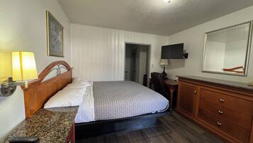 Een bureau, gratis wifi, beddengoed