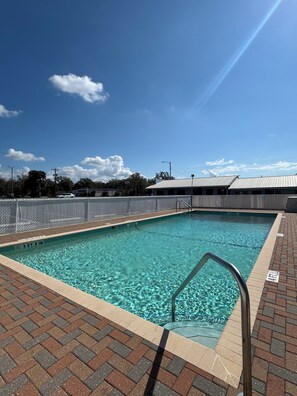 Outdoor pool - Royal Inn (Eustis)