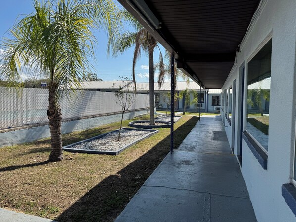 Property grounds - Royal Inn (Eustis)