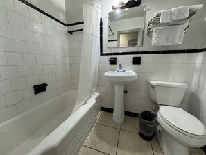 Combined shower/tub, towels, soap, shampoo - Royal Inn (Eustis)