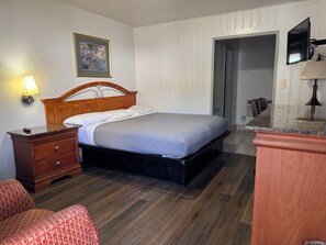 Skrivebord, wi-fi (inkludert) og sengetøy