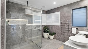 Shower, hair dryer - Mimosa Retreat - 250m to Chinamans Beach in Jervis Bay! (Hyams Beach)