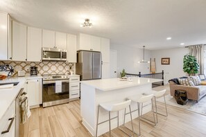 Mikrobølgeovn, ovn, kokeplater og oppvaskmaskin