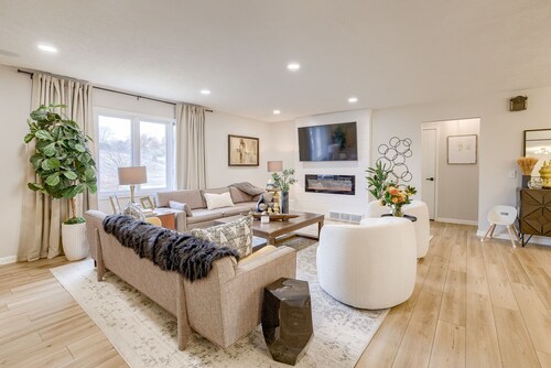 Pine Terrace Place, 10 minutes from downtown Omaha!