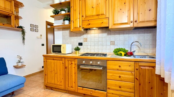 Stovetop, cookware/dishes/utensils