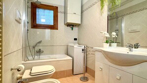 A bathroom with a shower, toilet, and sink. - Ca' de le Chiovere (Cannaregio) (Venecia)