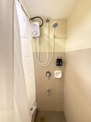 Een douche, een bidet, handdoeken, zeep