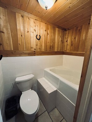 Shower, towels, soap, toilet paper - Welcome to Crane Meadows, West Yellowstone Cabin, sleeps 32 close to Hebgen Lake (West Yellowstone)