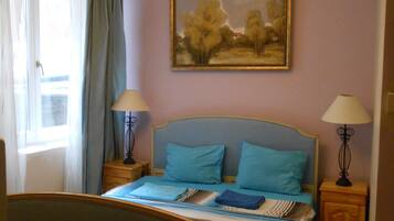 5 bedrooms, iron/ironing board, WiFi, bed sheets