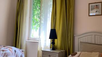 5 bedrooms, iron/ironing board, WiFi, bed sheets