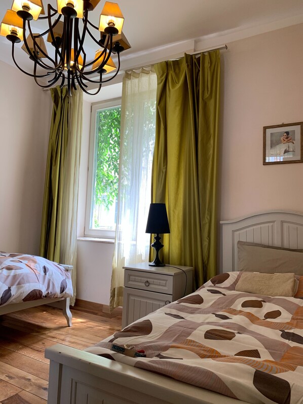 5 bedrooms, iron/ironing board, WiFi, bed sheets