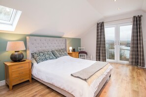 4 slaapkamers, een strijkplank/strijkijzer, internet