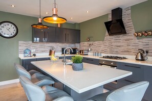 Mikrobølgeovn, oppvaskmaskin, brødrister og kjøkkenutstyr