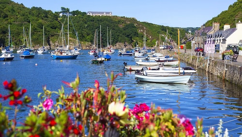 Silver Stream, Holiday Property Goodwick, nr. Fishguard, Sleeps 8, 4 bedrooms,  bathrooms