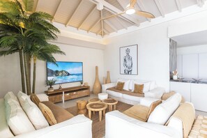 Una Smart TV, un futbolín, libros, un reproductor estéreo