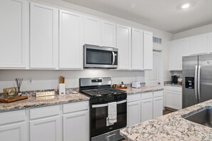 Fridge, microwave, oven, stovetop - Tucson Marana 2 Bedroom 2 Bathroom House Privacy Backyard Firepit (Tucson)