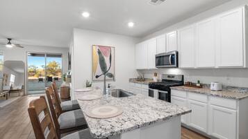 Frigorifero, microonde, forno, piano cottura