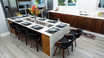 Kylskåp, mikrovågsugn, ugn och spishäll