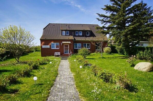 Exterior - Dat Bienenhuus - Idyllic location with own garden - Dat Bienenhuus (Putbus)