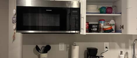 Geladeira, micro-ondas, cooktop, lava-louças