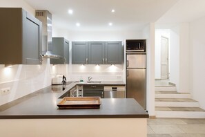 Kjøleskap, mikrobølgeovn, ovn og kokeplater