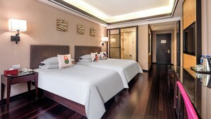 Minibar gratis, brankas, meja kerja, dan ruang kerja ramah laptop