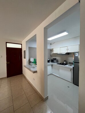 Fridge, microwave, oven, stovetop - 🏡 Cozy Apartment in Piura - Safe, Central and Comfortable (Piura)