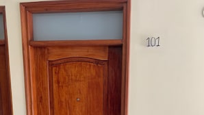 A wooden door with a glass panel above it, marked with the number 101. - 🏡 Cozy Apartment in Piura - Safe, Central and Comfortable (Piura)