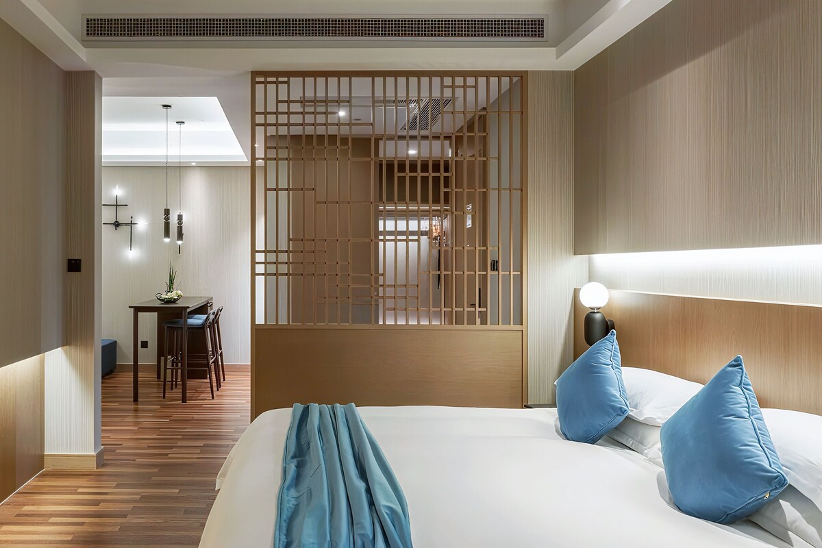 Executive King Room | Minibar (free items), in-room safe, desk, laptop workspace
