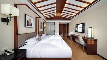 Minibar con artículos gratuitos y caja de seguridad en la habitación