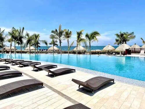 Ocean View and Modern Apartment, 3 Bedrooms, 2 Baths, 4 minutes from the beach