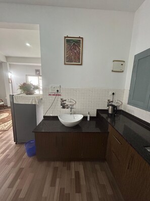 Secadora de cabello, toallas, jabón, papel de baño