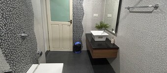 Charming 4-bedroom house with AC, WiFi in pleasant Kumily