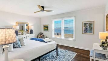 3 habitaciones, escritorio y tabla de planchar con plancha