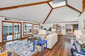 Smart TV, computer monitors