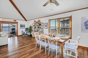 Dining - The Water’s Edge | Sleeps 8 | Incredible Views (Prosperity)