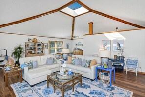 Smart TV, computer monitors - The Water’s Edge | Sleeps 8 | Incredible Views (Prosperity)