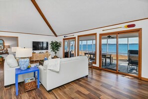 Smart TV, computer monitors