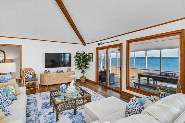 Smart TV, computer monitors