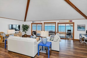 Smart TV, computer monitors - The Water’s Edge | Sleeps 8 | Incredible Views (Prosperity)
