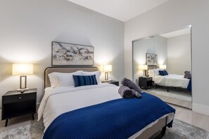 2 habitaciones, escritorio y tabla de planchar con plancha 