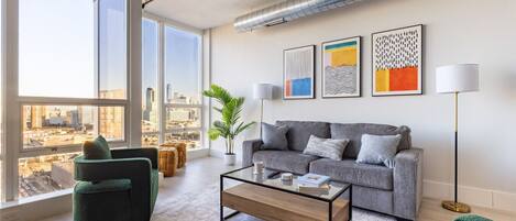 Smart-TV, Tischtennisplatte, Arbeitsbereiche