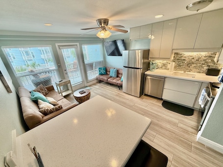 Smart TV, books. Seascape 2202 The Seashell Pearl Beachfront Condo Gulf Views Pool Hottubs Netflx
