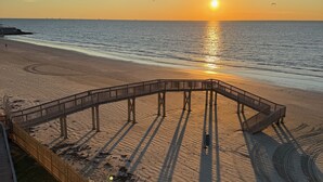 Beach - Seascape 2202 The Seashell Pearl Beachfront Condo Gulf View Pool Hottubs Netflix (Galveston)