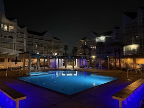 A heated pool - Seascape 2202 The Seashell Pearl Beachfront Condo Gulf View Pool Hottubs Netflix (Galveston)