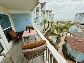Outdoor dining - Seascape 2202 The Seashell Pearl Beachfront Condo Gulf View Pool Hottubs Netflix (Galveston)