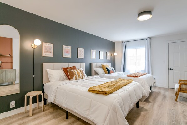 1 soverom, skrivebord og sengetøy