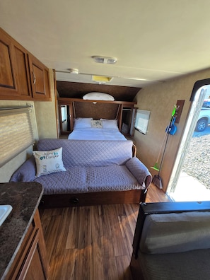 1 bedroom, bed sheets